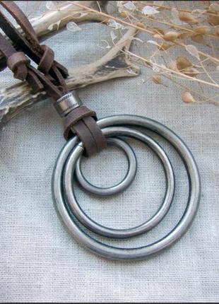 Длинное ожерелье кулон на длинном кожаном шнурке с кольцом в стиле бохо. цвет темное серебро