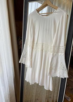 Ніжна біла сукня з мереживом та довгим рукавом розмір s-m