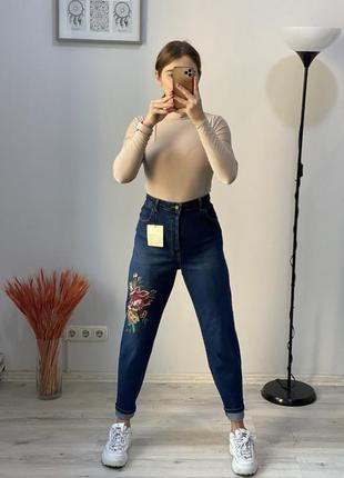 Крутые джинсы с вышивкой mom nine1 фото