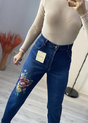 Крутые джинсы с вышивкой mom nine7 фото