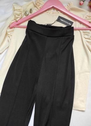Чорные лосины штаны по фигуре снизу кльош с разрезом брюки женские в обтяжку6 фото