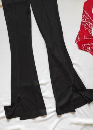 Чорные лосины штаны по фигуре снизу кльош с разрезом брюки женские в обтяжку7 фото