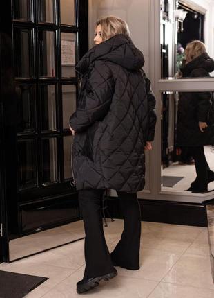 Жіноча подовжена куртка на блискавці з капюшоном чорного кольо...5 фото