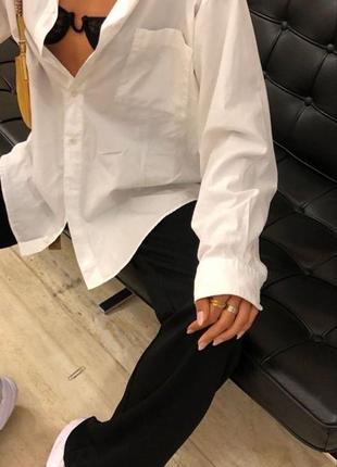 Белая классическая рубашка с карманом