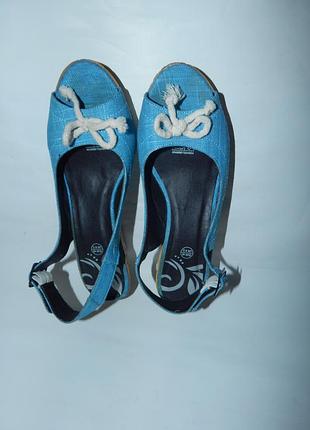 Босоножки на танкетке