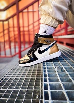 Женские кроссовки nike air jordan 1 mid "black metallic gold"