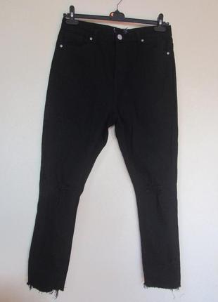 Стрейчевые джинсы с потертыми коленями