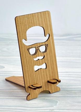 Подставка под мобильный телефон мужчина в шляпе из натурального дерева