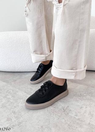 Черные натуральные кожаные кроссовки кеды мокасины на шнурках бежевой подошве кожа