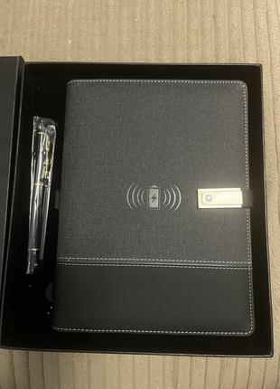 Подарочный блокнот, бизнес-днедневник с флешкой 16 гб и беспроводной зарядкой powerbank черный1 фото