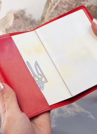 Обкладинка для паспорта жіноча шкіряна червона з квітами і пташкою4 фото
