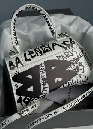 💎 сумка в стиле ваlеnсiаgа hourglass small handbag graffiti in white7 фото