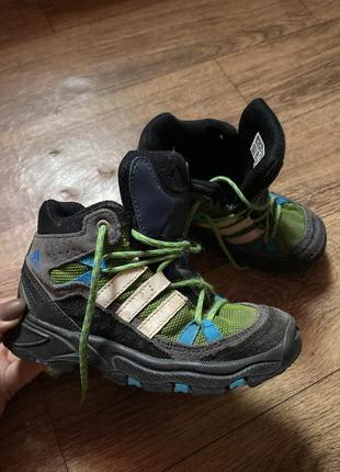 Детские ботинки adidas с шнурками