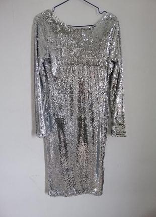 Эффектное серебристое платье из пайеток с открытой спинкой7 фото