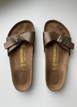 Стильные шлепанцы birkenstock