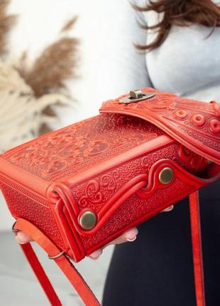 Маленькая сумочка-рюкзак кожаная красная с орнаментом бохо4 фото