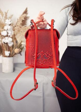 Маленькая сумочка-рюкзак кожаная красная с орнаментом бохо3 фото