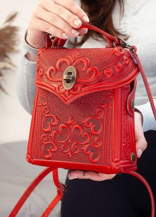 Маленькая сумочка-рюкзак кожаная красная с орнаментом бохо