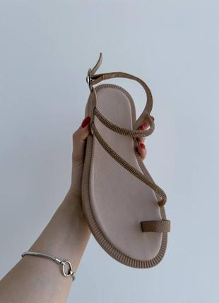 Трендовые женские бежевые кожаные босоножки, сандали с камушками10 фото