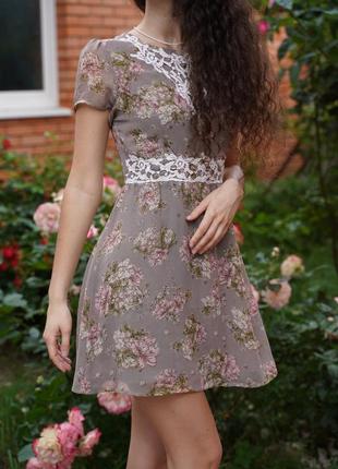 Шифоновое платье с цветами и кружевом
