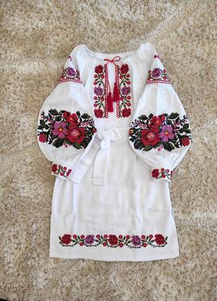 Белое платье детское с вышитыми цветами вышиванка