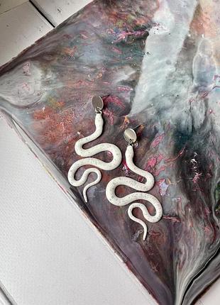 Білі змійки сережки 2