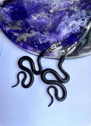 Серьги черные змеи 6