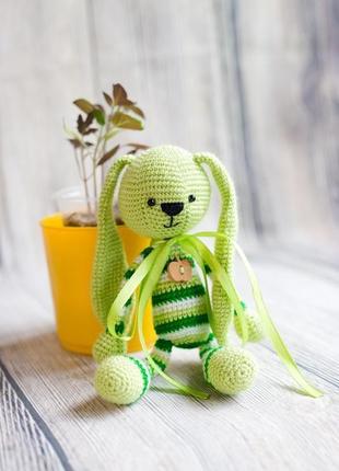Вязаная игрушка "зеленый зайчик - длинные ушки"
