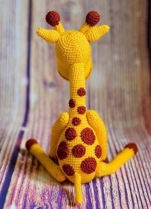 В'язана іграшка "жираф мрійливий незвичайний"2 фото