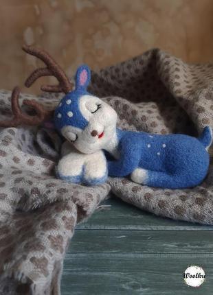 Спящий олененок - свалянная игрушка из шерсти4 фото