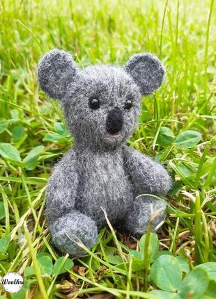 Маленькая милая коала - игрушка сваляна из шерсти3 фото