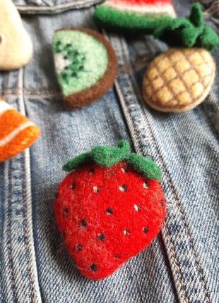 Летние броши фруктов и ягод из шерсти5 фото