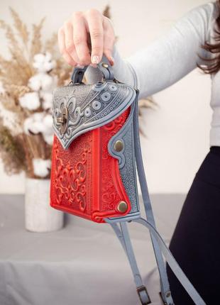 Маленькая сумочка-рюкзак кожаная красная с серым с орнаментом бохо9 фото
