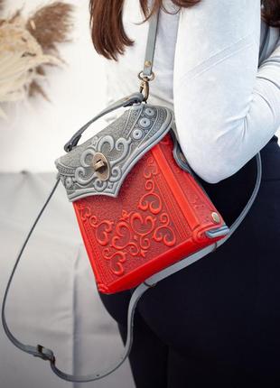 Маленькая сумочка-рюкзак кожаная красная с серым с орнаментом бохо2 фото