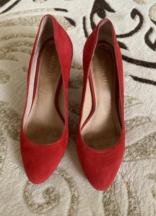 Замшевые натуральные красные туфли minelli