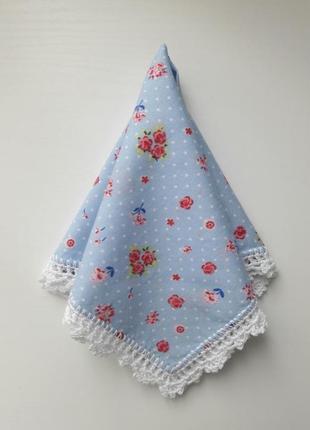 Блакитна в горошок хустинка з білим мереживом