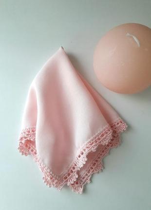 Нежно-розовый платочек с кружевом2 фото