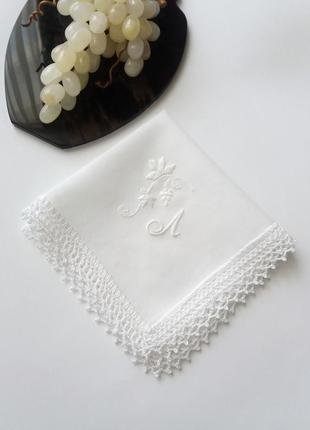 Хустинка з вишитою літерою "л" і виноградною лозою