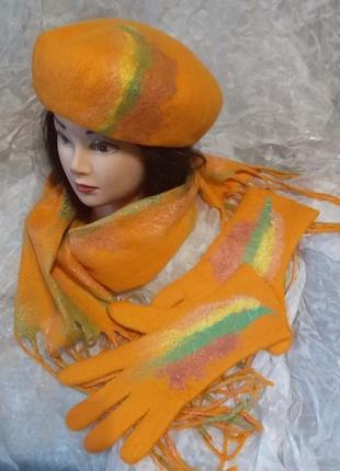 Жіночий валяного теплий комплект - берет, рукавички і шарф з довгими китицями