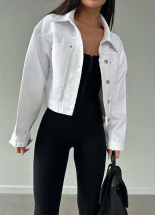 Джинсовая куртка классическая белого цвета укороченная7 фото