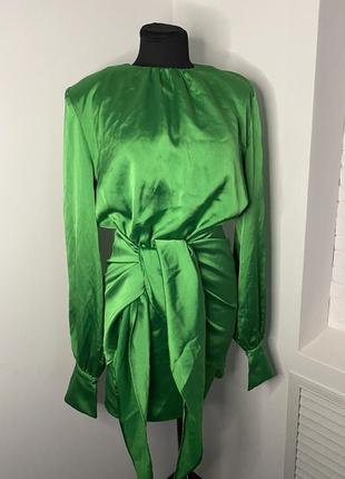 Зелёное атласное платье
