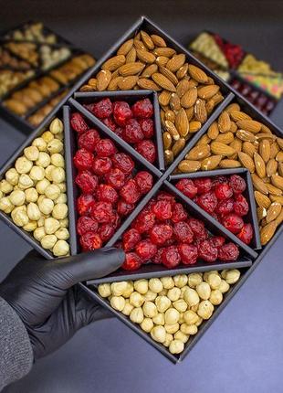Подарочний набор с орехами и сухофруктами1 фото