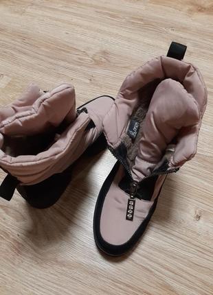 Класні зимові черевики в ніжно‐пудровом кольорі