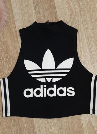 Топ adidas с открытыми плечами
