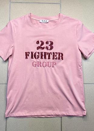 Женская стильная розовая футболка с пайетками