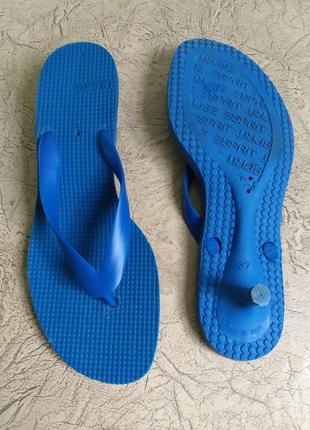 Брендовые вьетнамки на шпильках. необычные шлепанцы на низких каблуках. синие шлепки.4 фото