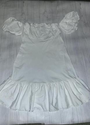 Белое трендовое платье с объемными рукавами
