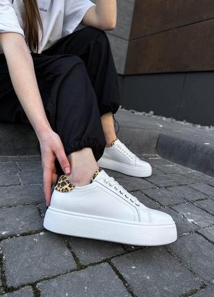 Білі базові жіночі кеди кросівки на високій підошві потовщеній з леопардовою п'ятою з...
