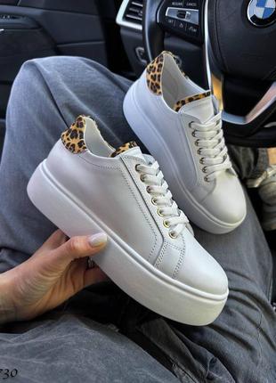 Білі базові жіночі кеди кросівки на високій підошві потовщеній з леопардовою п'ятою з...