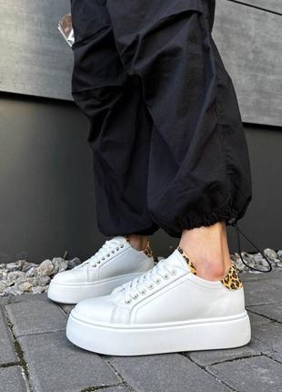 Білі базові жіночі кеди кросівки на високій підошві потовщеній з леопардовою п'ятою з...